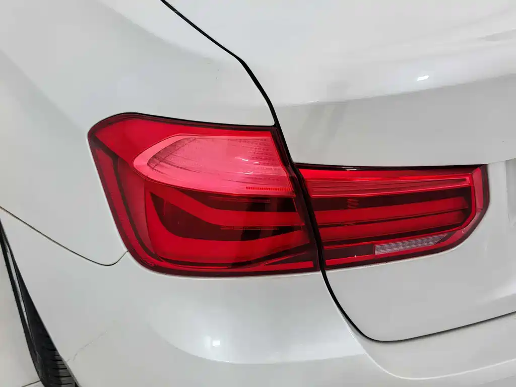 BMW 3 Series 2017 — фото 12