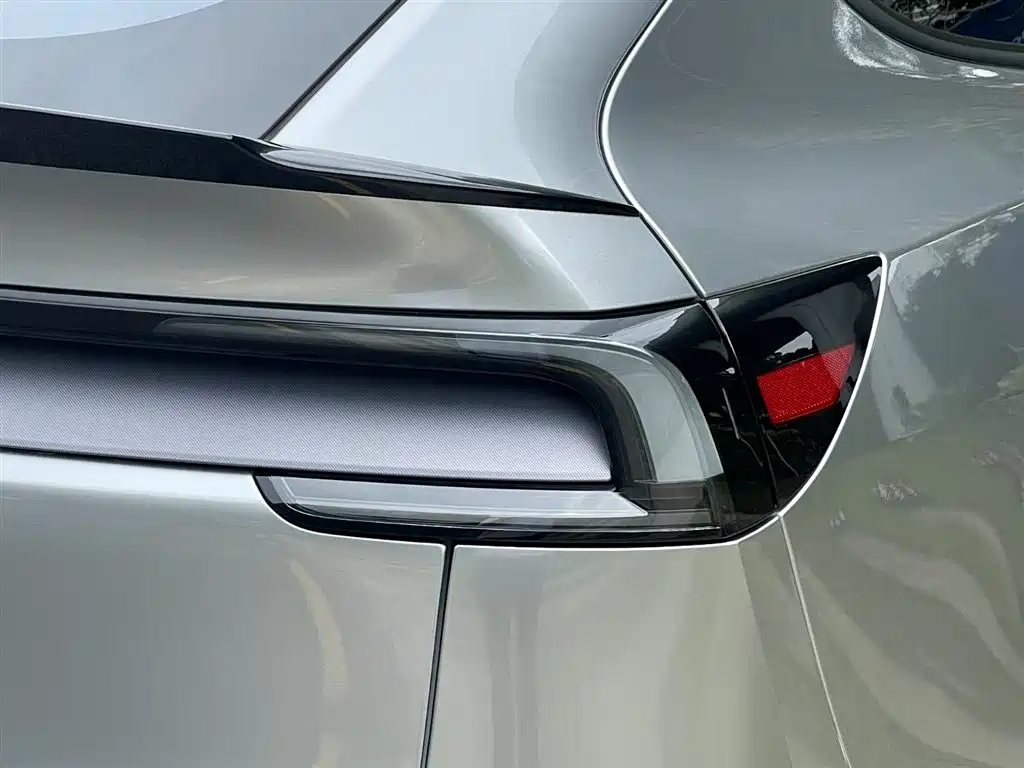 Tesla Model Y L 2025 — фото 15