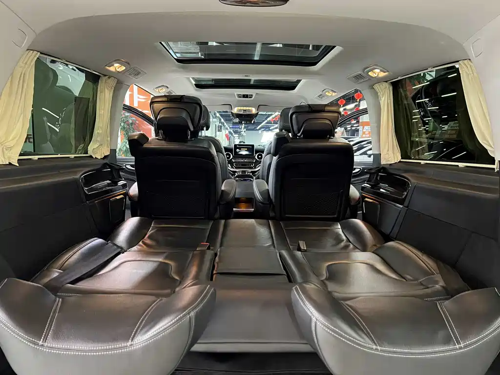 Mercedes-Benz V-Class 2018 — фото 15