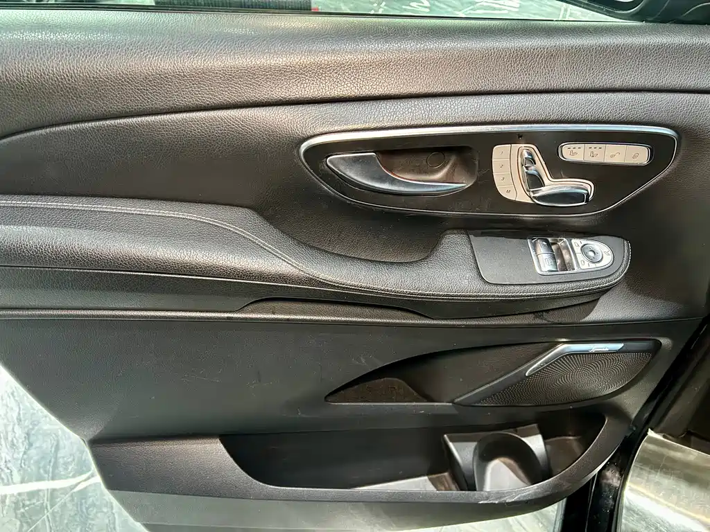 Mercedes-Benz V-Class 2019 — фото 18
