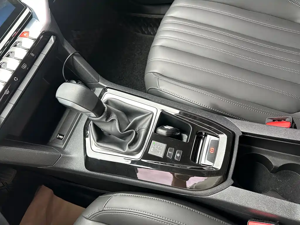 Peugeot 408 2023 — фото 13