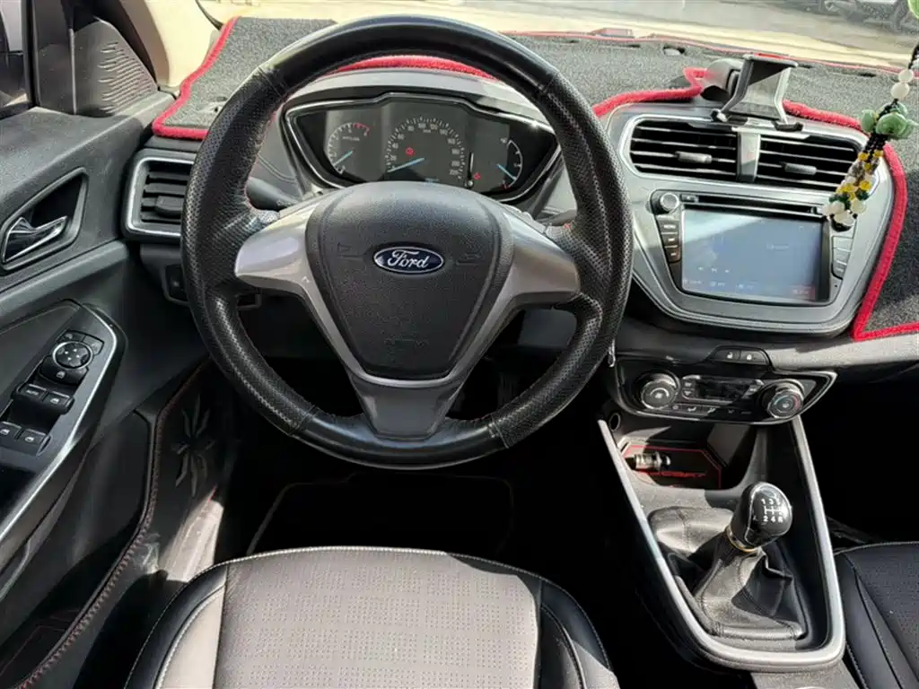 Ford Escort 2015 — фото 14