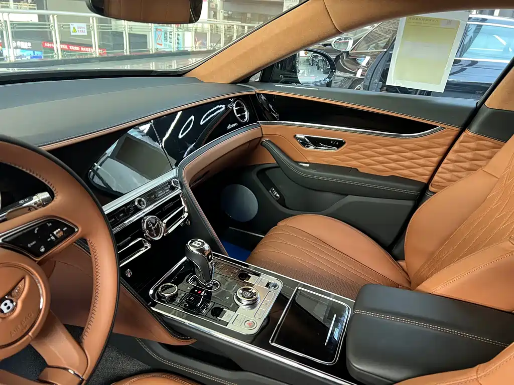 Bentley Flying Spur — фото 12