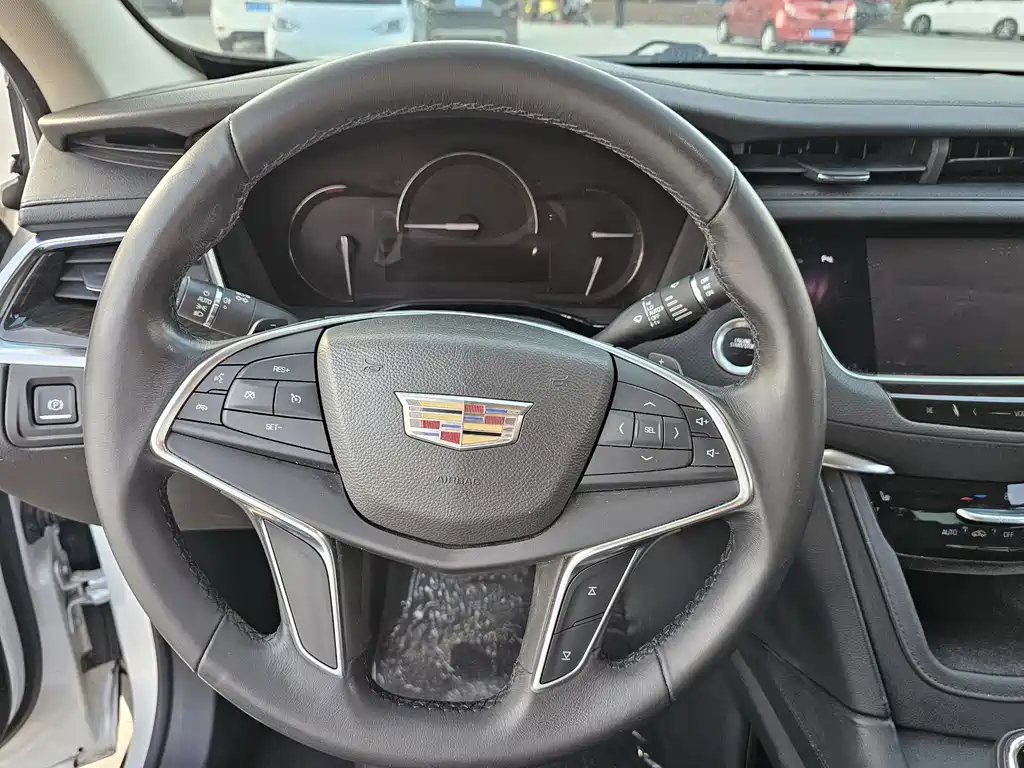 Cadillac XT5 2017 — фото 14