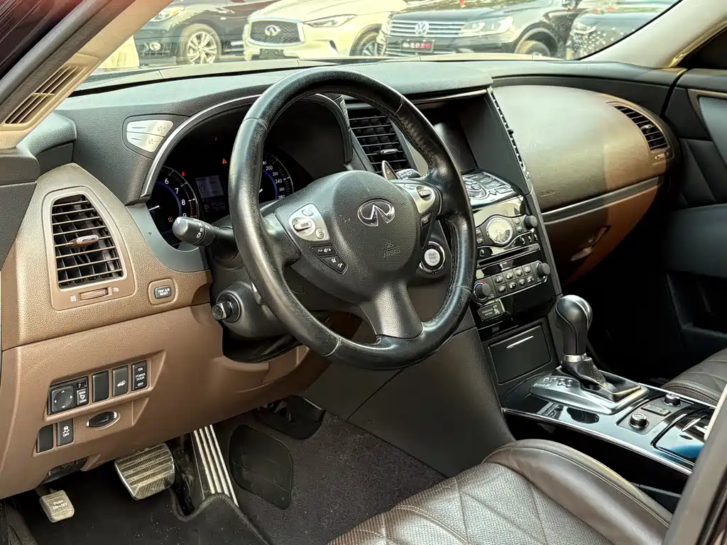 Infiniti QX70 2015 — фото 11