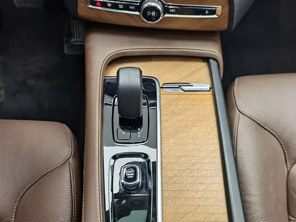Volvo XC90 2023 — фото 13