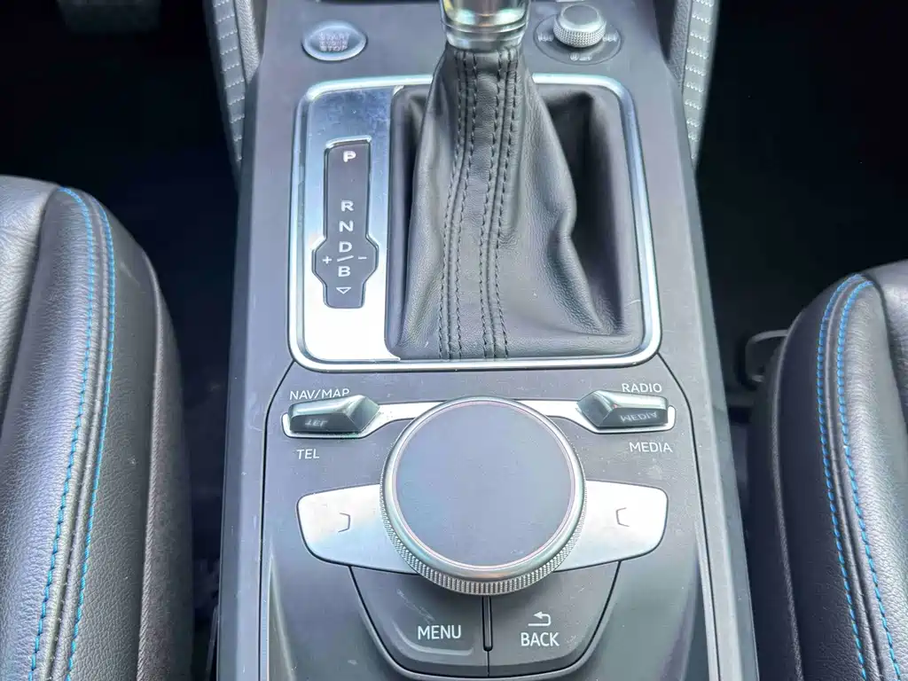 Audi Q2L E-Tron 2020 — фото 16