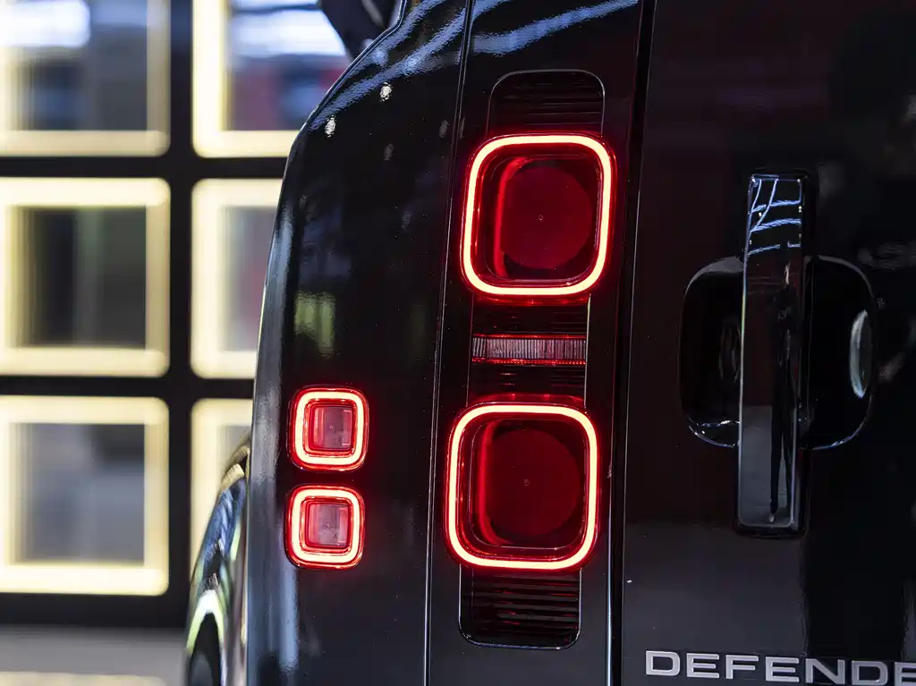 Land Rover Defender 2024 — фото 11