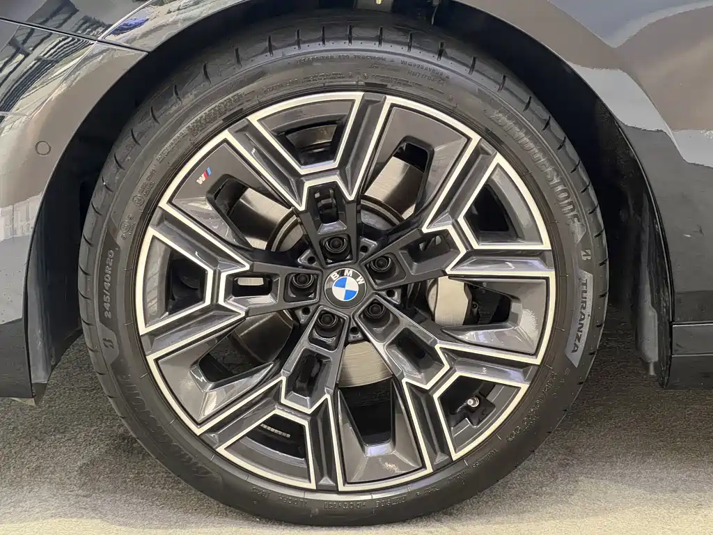 BMW 5 Series 2025 — фото 13