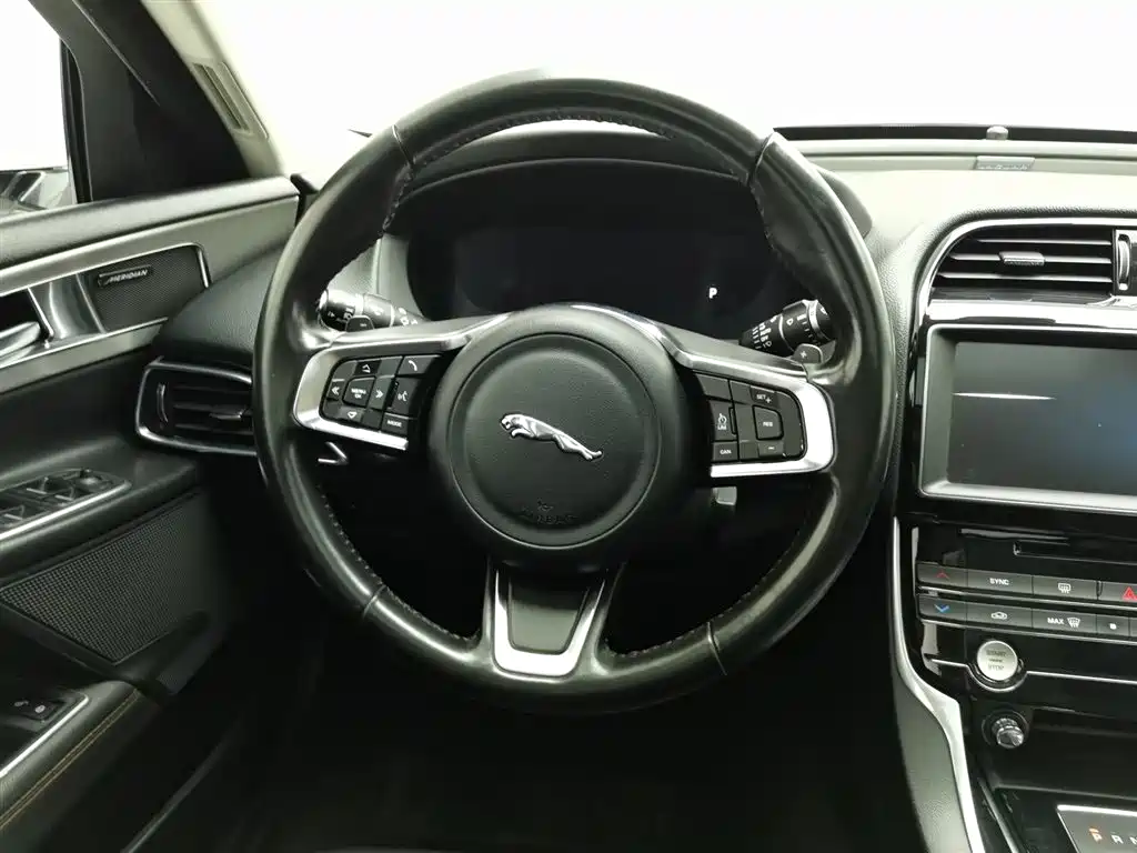 Jaguar XEL 2018 — фото 11