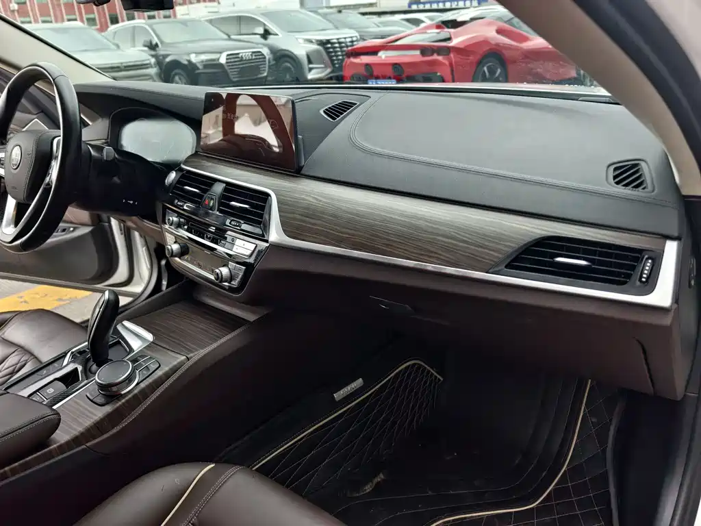 BMW 5 Series New Energy 2019 — фото 12