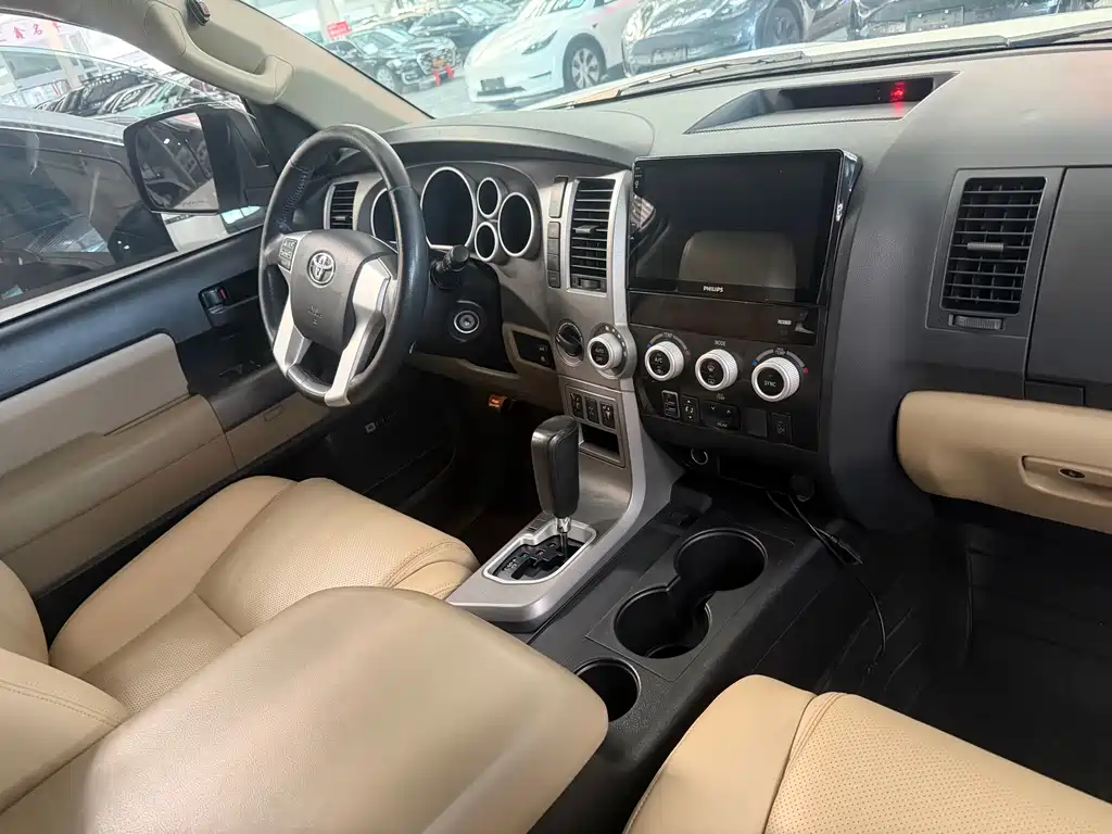 Toyota Sequoia 2015 — фото 11