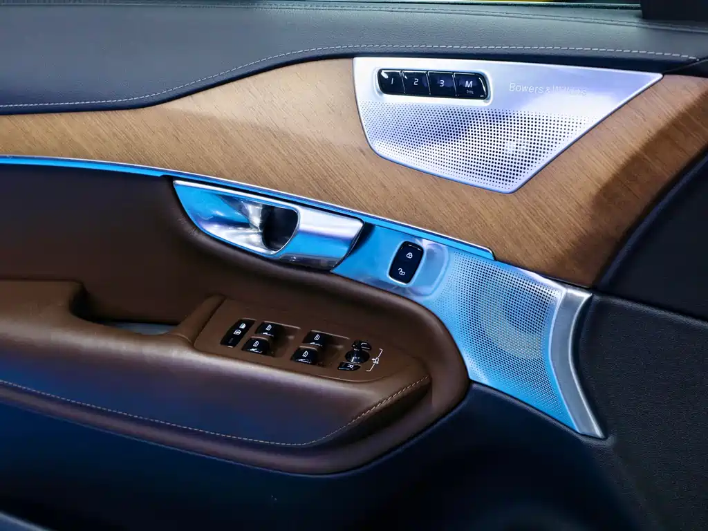 Volvo XC90 2018 — фото 24