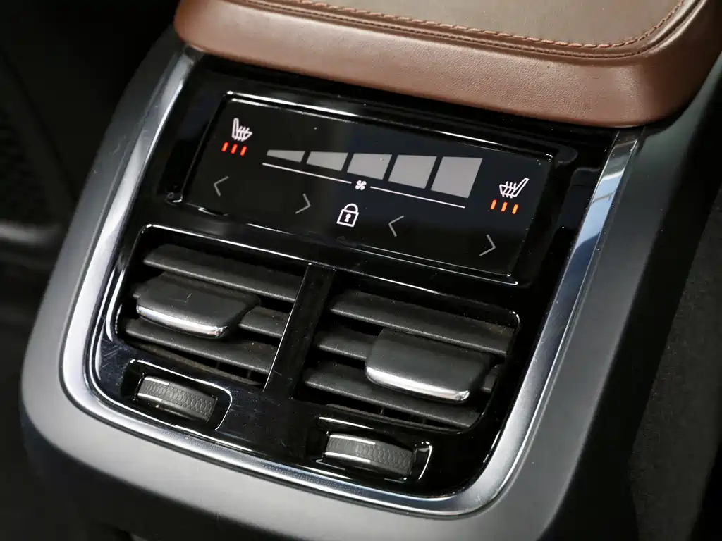 Volvo XC90 2018 — фото 28