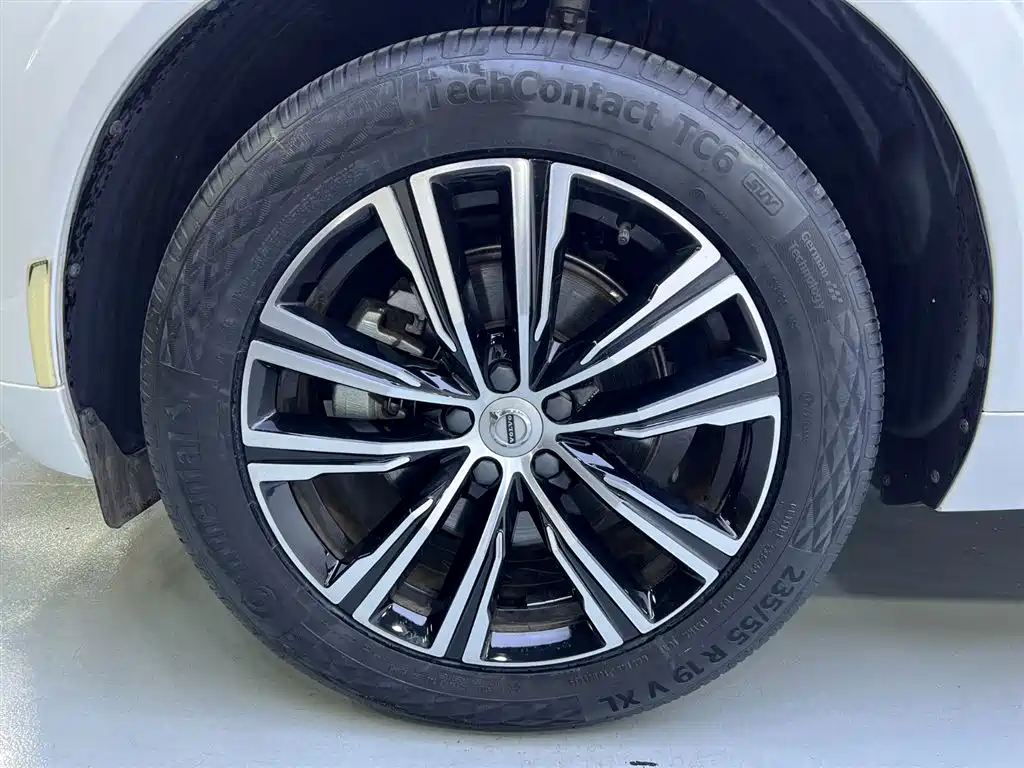 Volvo XC60 2022 — фото 21