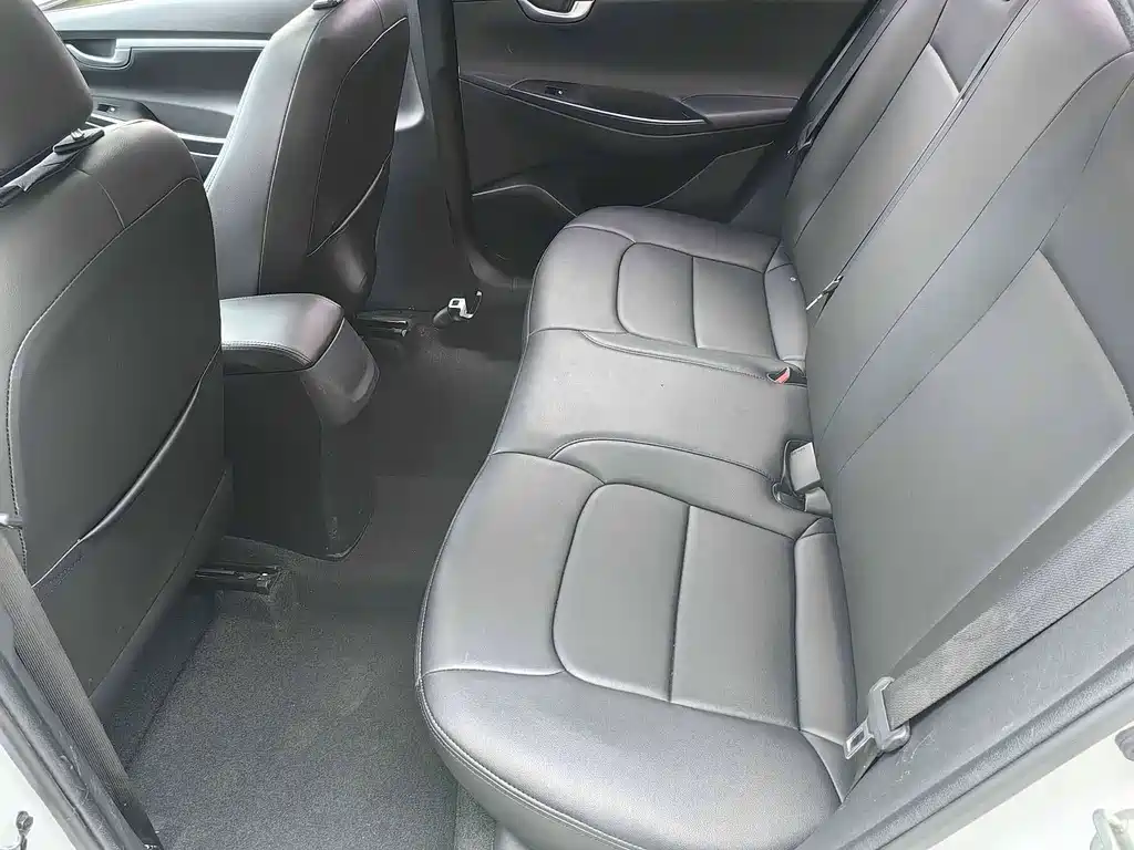 Hyundai Elantra 2017 — фото 8