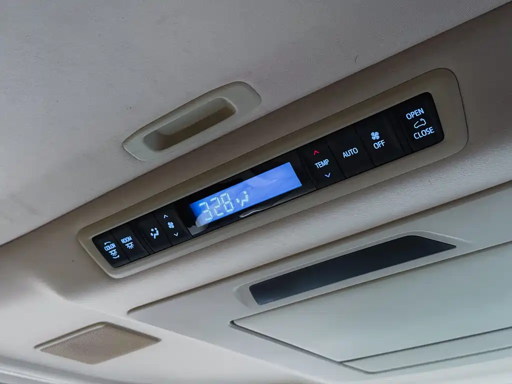 Toyota Vellfire 2022 — фото 10