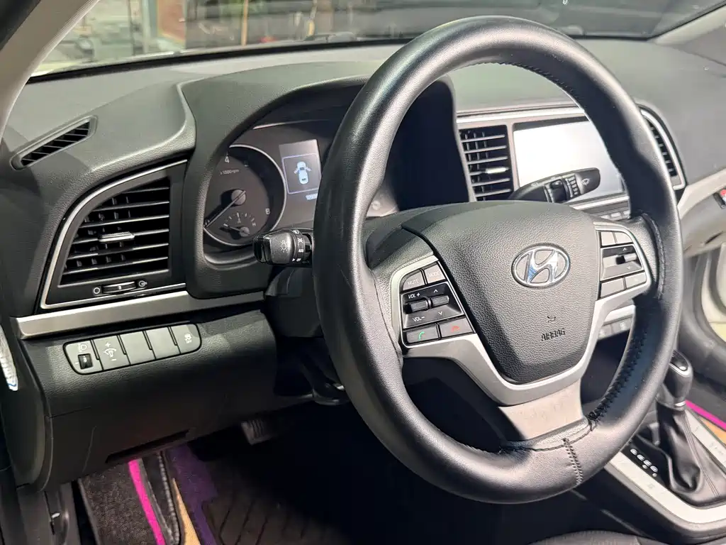 Hyundai Elantra 2018 — фото 12