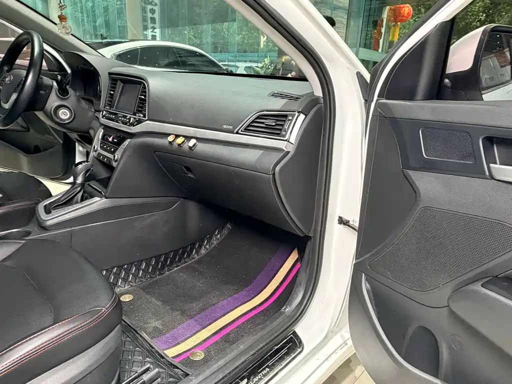 Hyundai Elantra 2018 — фото 13