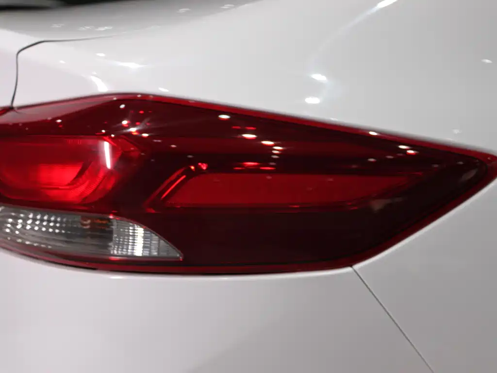 Hyundai Elantra 2018 — фото 7
