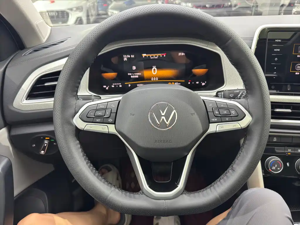 Volkswagen T-Roc 2023 — фото 11