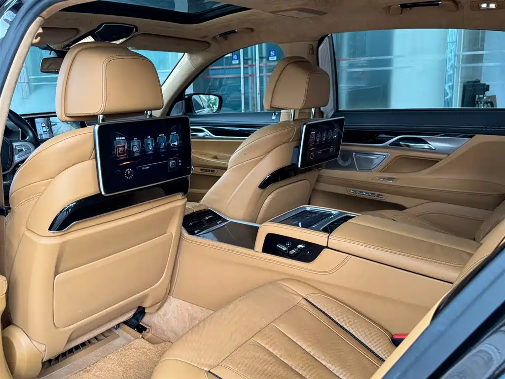 BMW 7 Series 2017 — фото 11