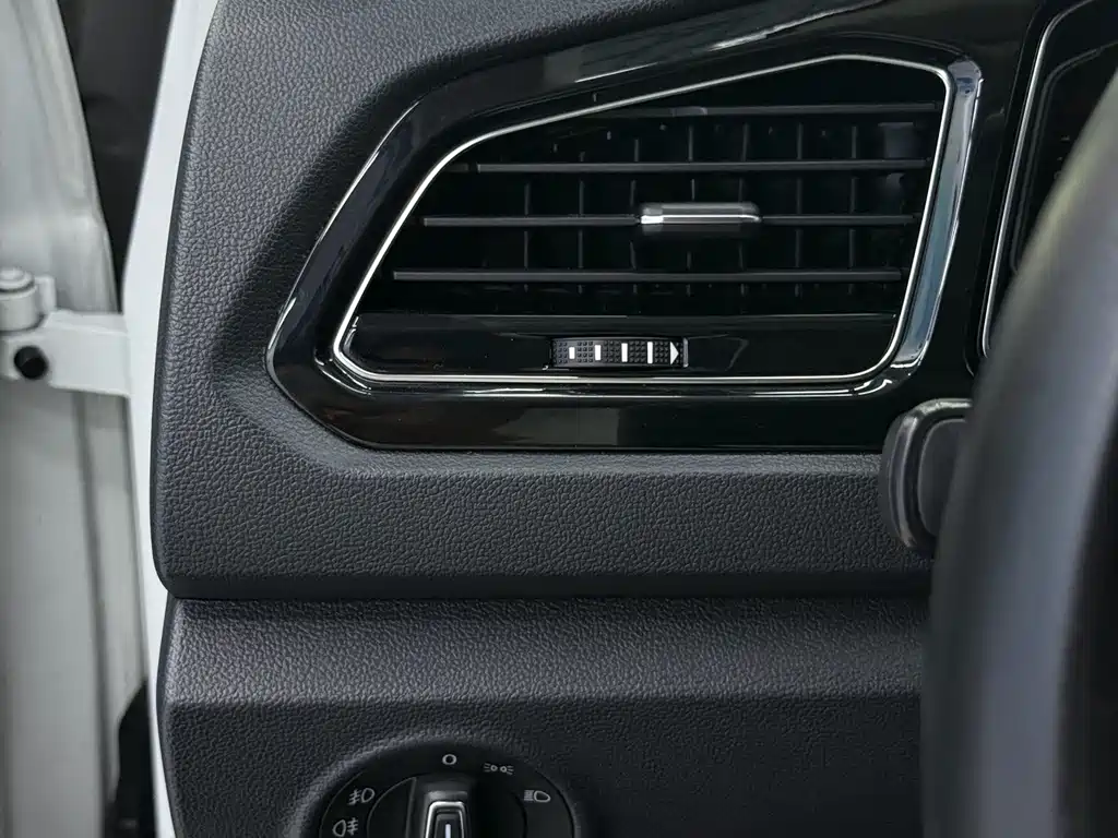 Volkswagen T-Roc 2023 — фото 13