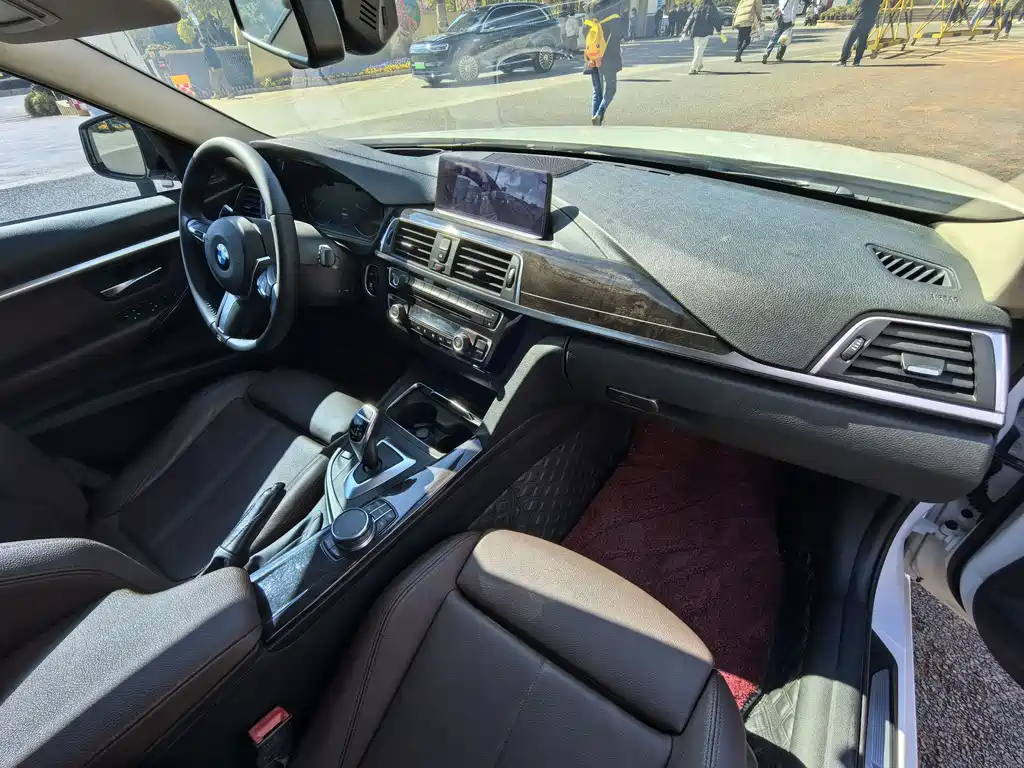 BMW 3 Series 2018 — фото 11
