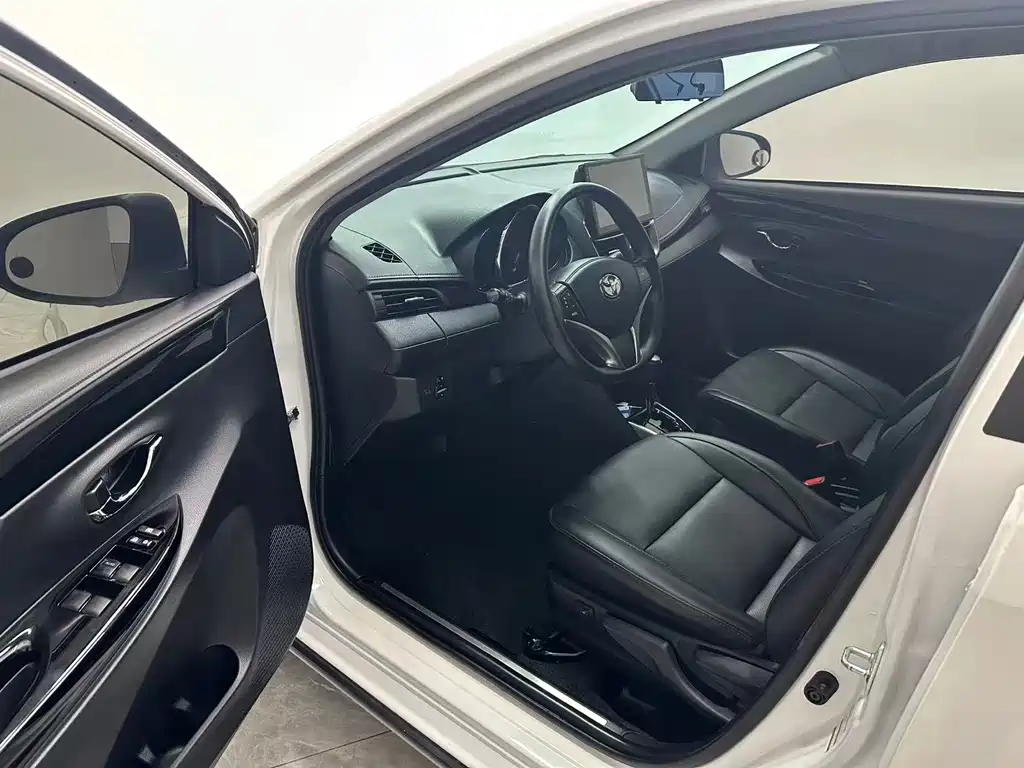 Toyota Yaris L 2022