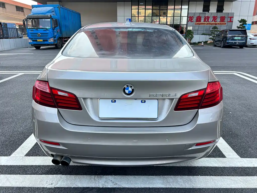 BMW 5 Series 2017 — фото 11