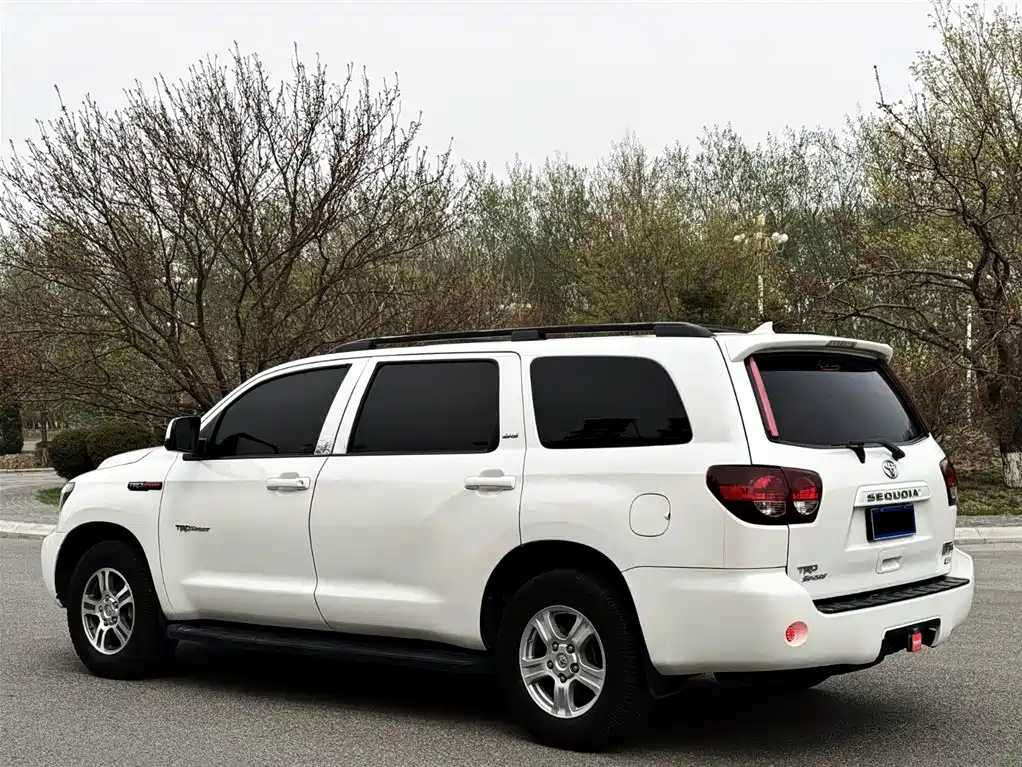 Toyota Sequoia 2015 — фото 17