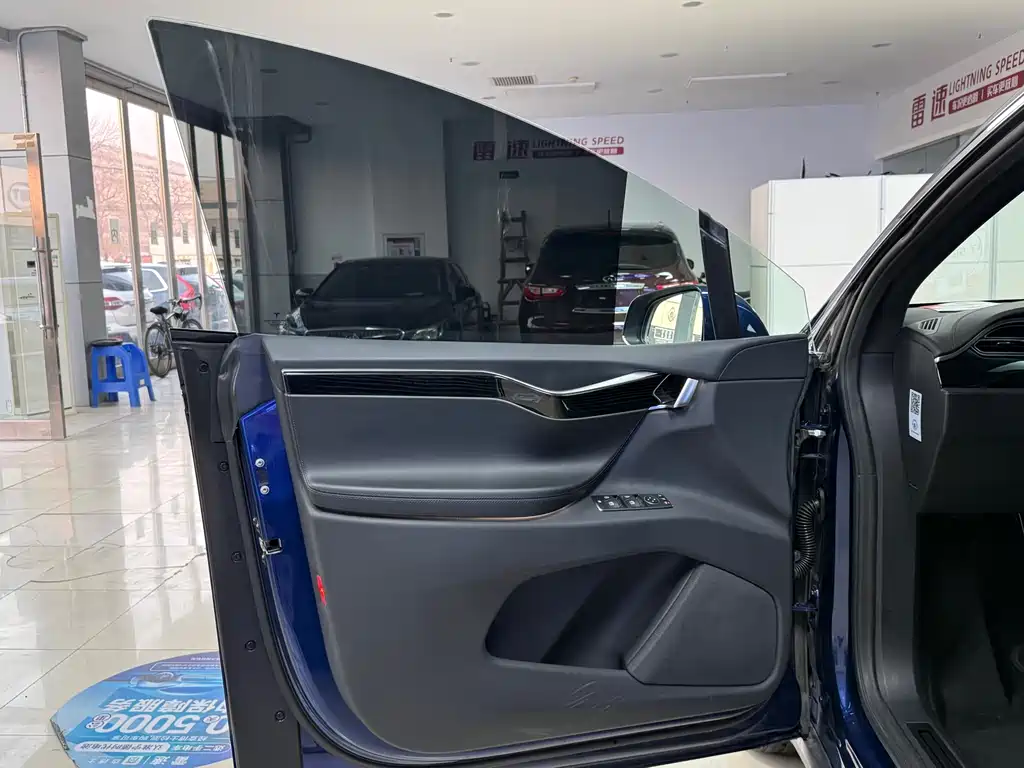 Tesla Model X 2018 — фото 31