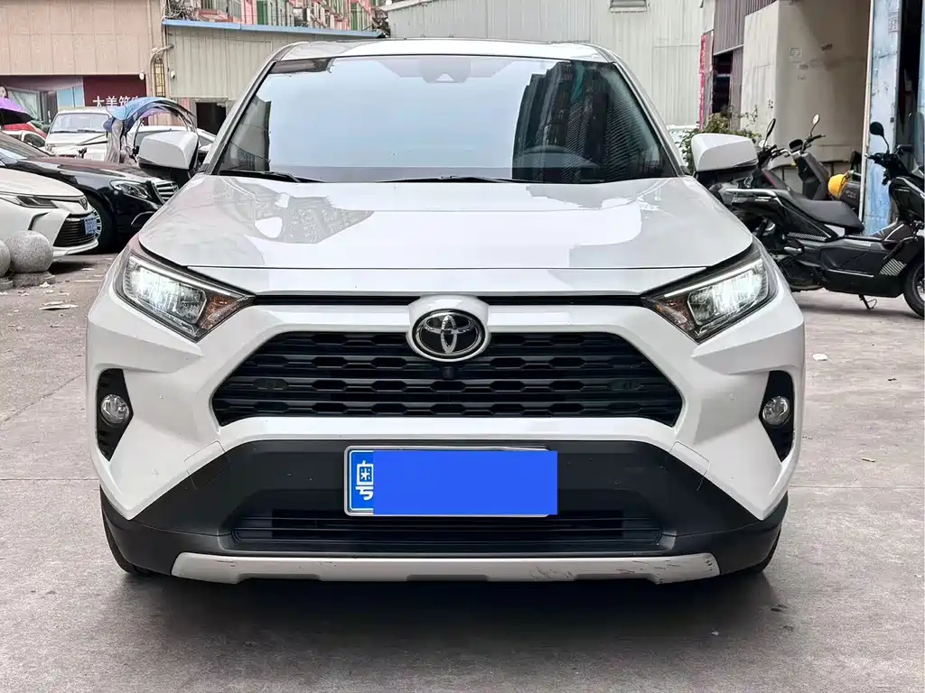 Toyota RAV4 2023 — фото 1