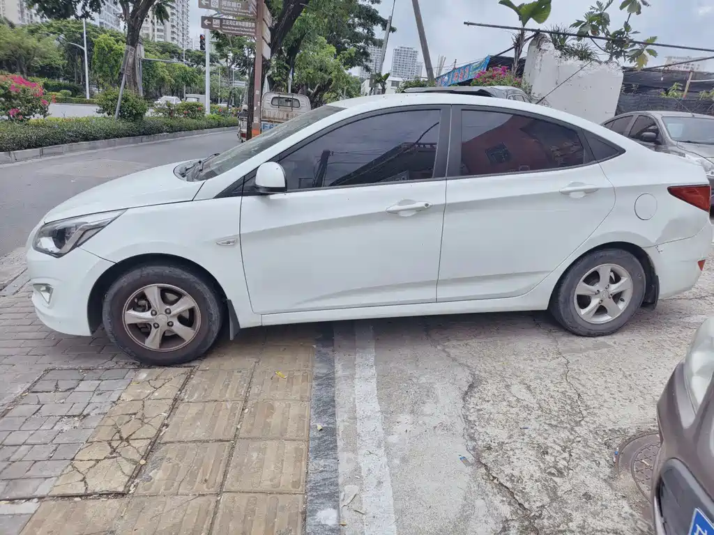 Hyundai Accent 2015 — фото 3