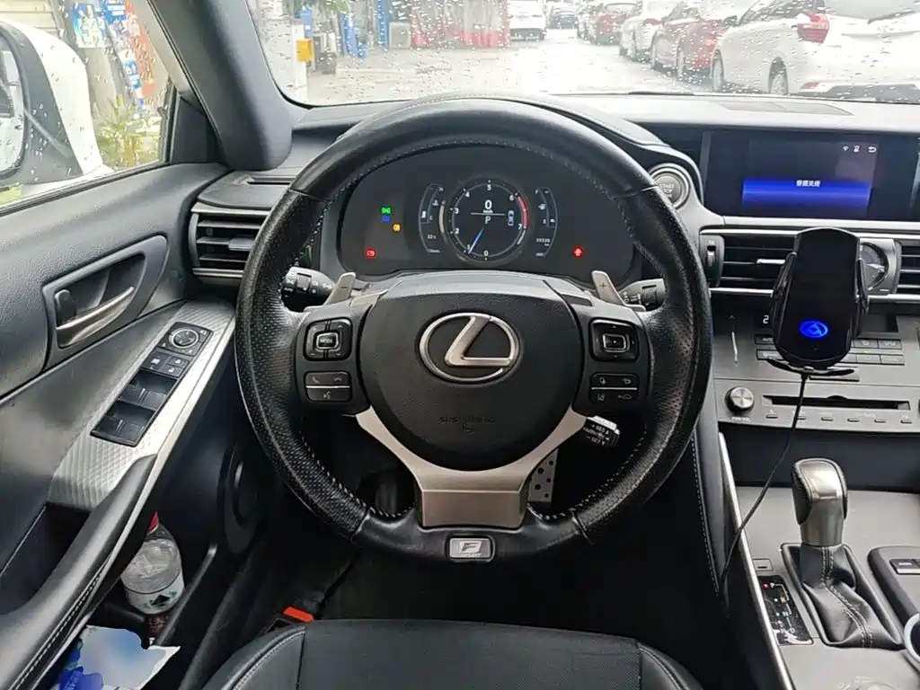 Lexus IS 2019 — фото 11