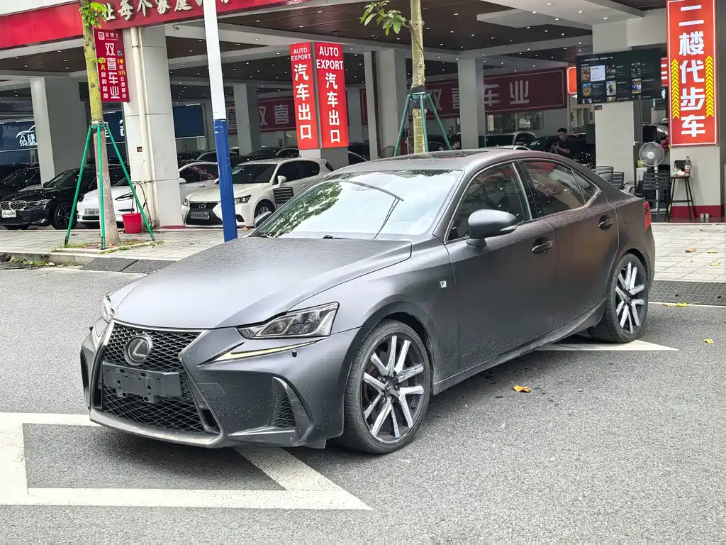 Lexus IS 2018 — фото 1