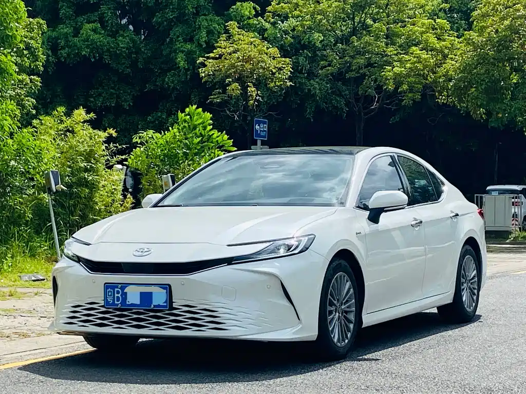 Toyota Camry 2024 — фото 1