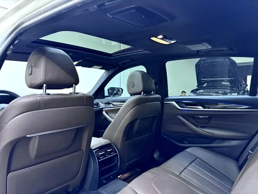 BMW 5 Series 2019 — фото 17
