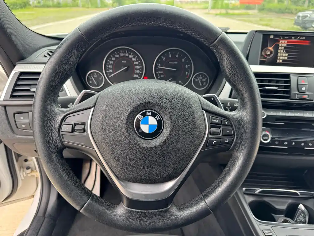 BMW 3 Series 2017 — фото 10