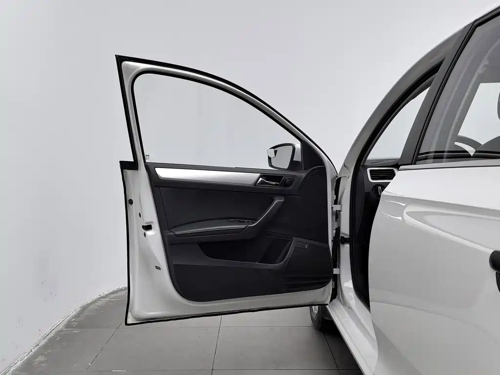 Skoda Rapid Spaceback 2018 — фото 8