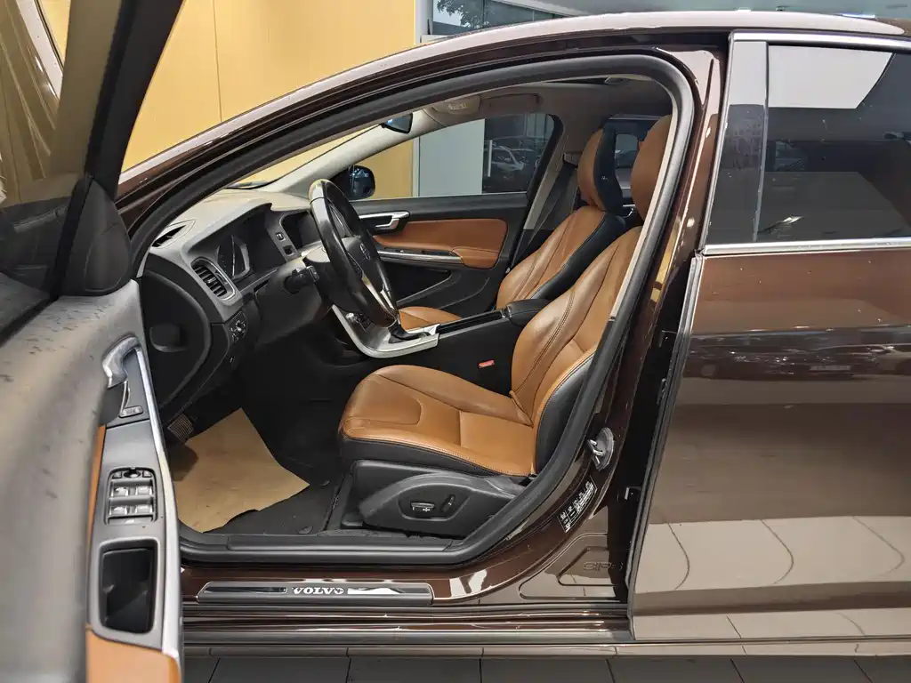 Volvo S60 2018 — фото 13