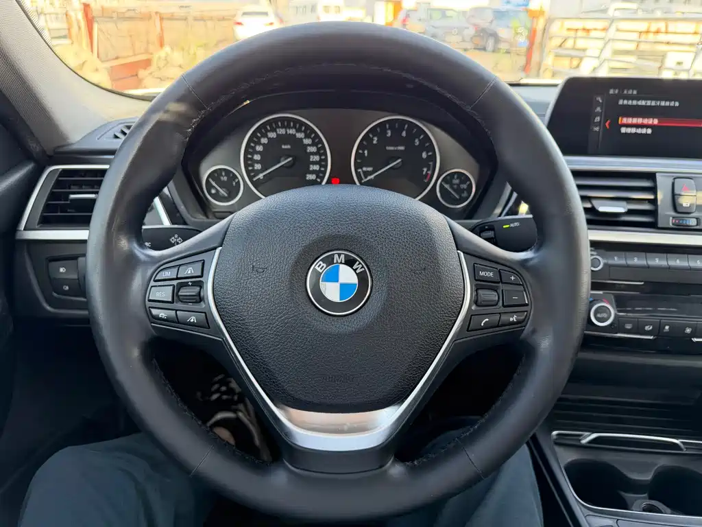BMW 3 Series 2018 — фото 14