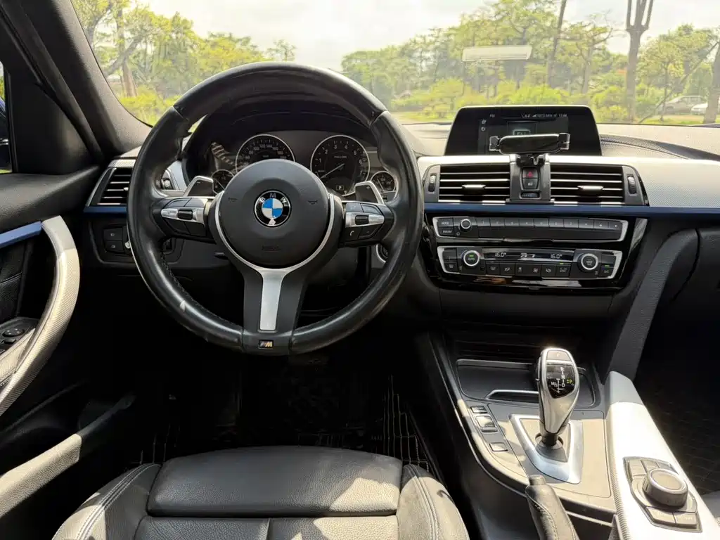 BMW 3 Series 2019 — фото 10
