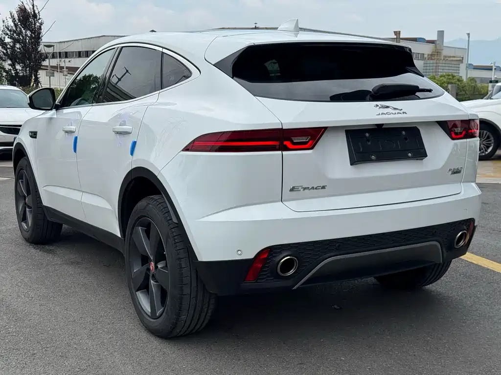 Jaguar E-PACE 2021 — фото 23