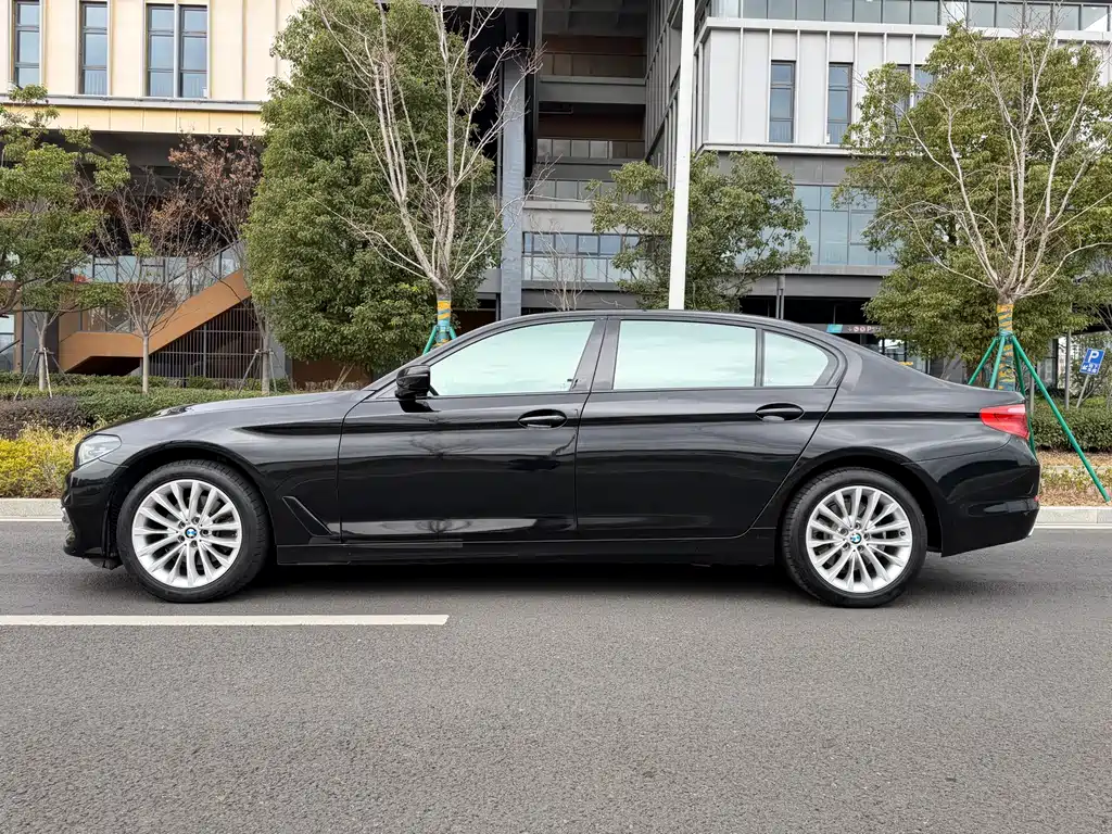 BMW 5 Series 2018 — фото 9