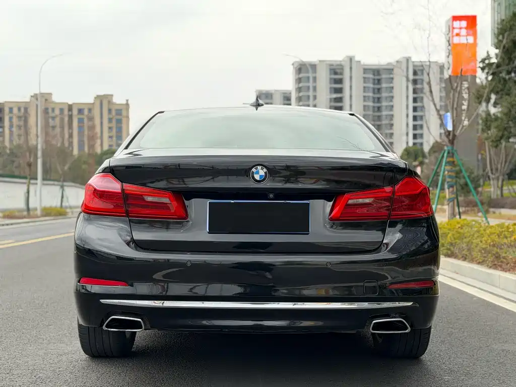 BMW 5 Series 2018 — фото 11