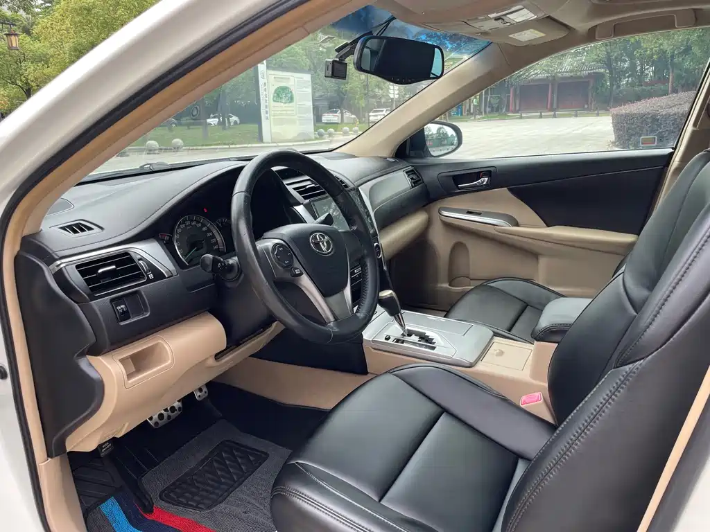 Toyota Camry 2013 — фото 10