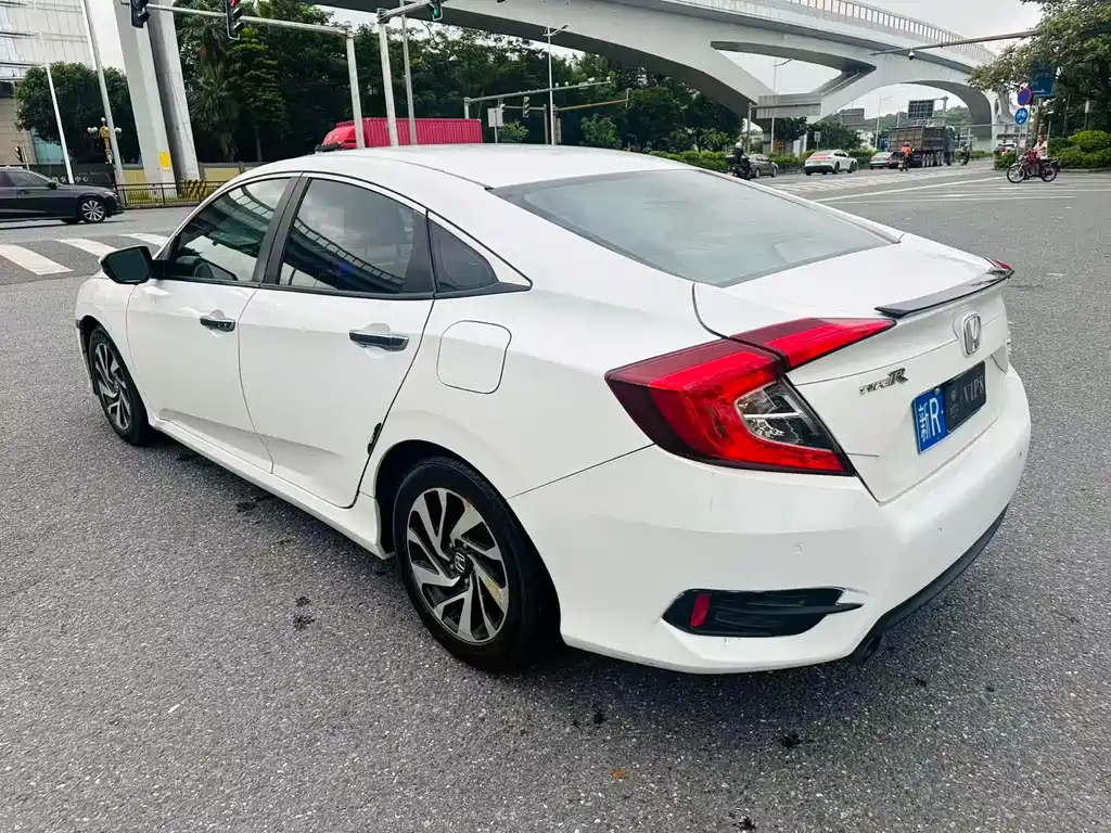 Honda Civic 2018 — фото 8