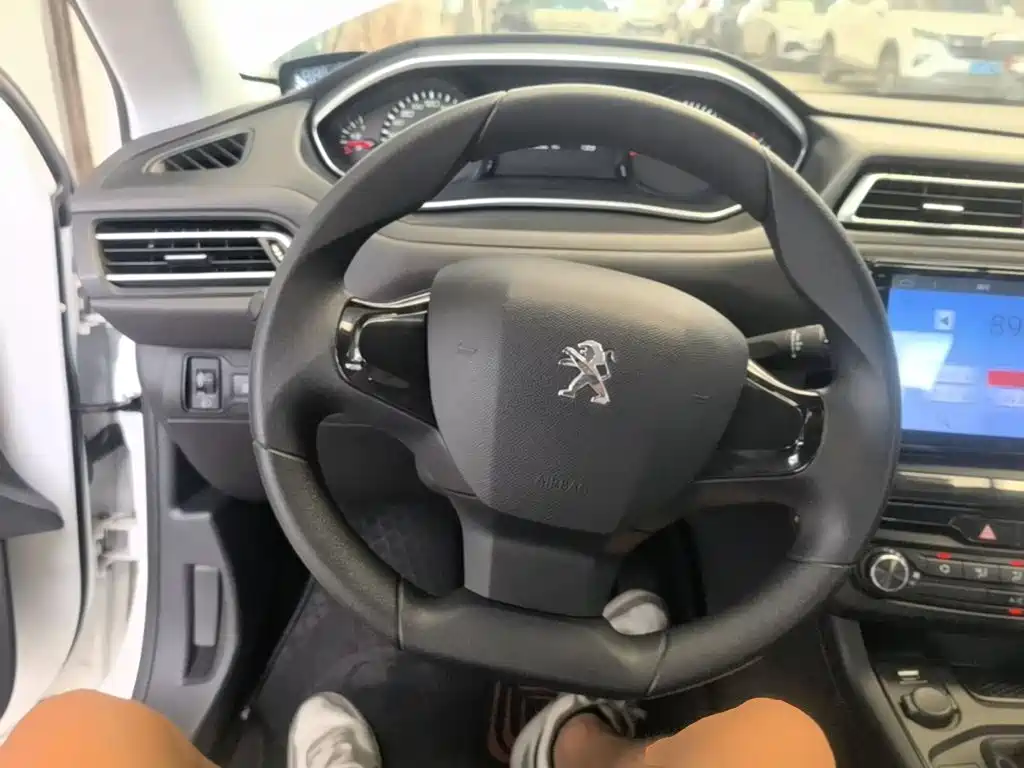Peugeot 308 2018 — фото 11