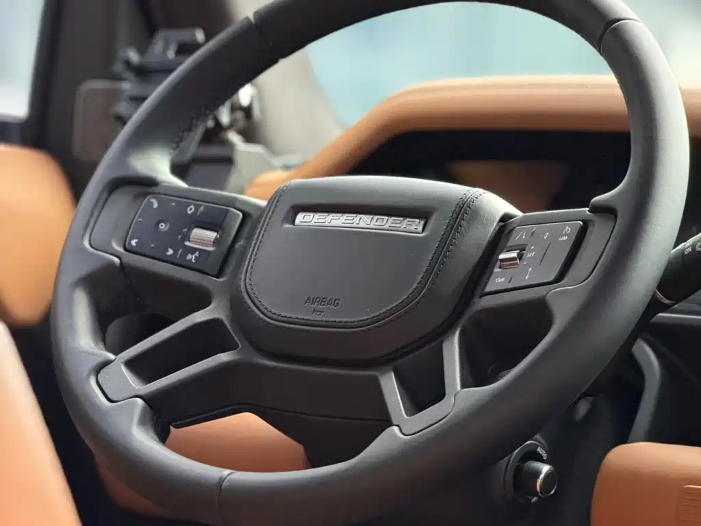Land Rover Defender 2023 — фото 18